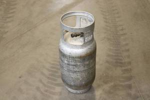 lot 9 image: Forklift LP Tank
