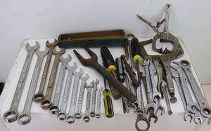 lot 16 image: Craftsman Wrench Set & other misc