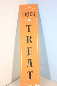 lot 46 image: Hyde & EEK Reversible Wooden Sign Seasonal Decoration