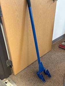 lot 42 image: Deluxe Pallet Buster $89 Retail