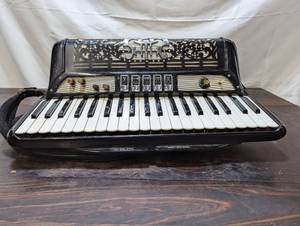 lot 3 image: Old Working Ranger Cordi Organ Accordian