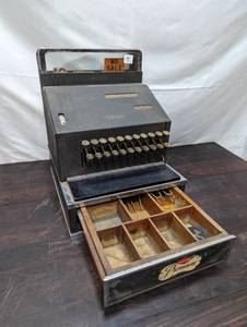 lot 52 image: Vintage National Cash Co. Cash Register
