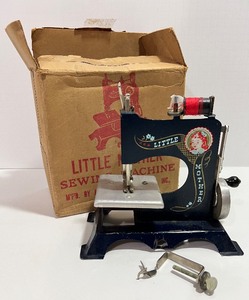 lot 357 image: Vintage LITTLE MOTHER Miniature Childs Sewing Machine
