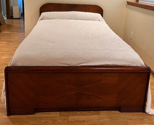 lot 7 image: Vintage Wooden Headboard and Footboard