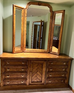 lot 10 image: Vintage DREXEL HERITAGE Chartwell Design Wood Dresser with Mirror