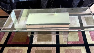 lot 14 image: Vintage Retro Glass and Mirror Coffee Cocktail Table
