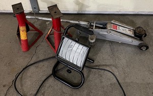 lot 329 image: Triangular Jack Stands, Car Jack and Work Light