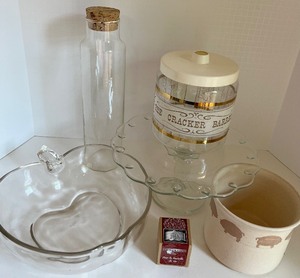 lot 162 image: Vintage Variety of Serving & Storage Pieces including Pyrex Cracker Barrel