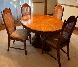 lot 102 image: Vintage Dining Room Pedestal Table and 4 Caned Chairs