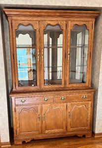 lot 106 image: THOMASVILLE Wood Hutch Lighted Display Cabinet