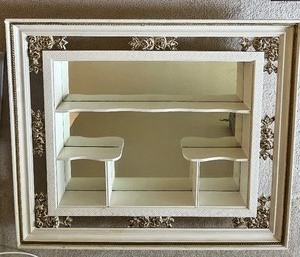 lot 111 image: Vintage Wall Hanging Shadow Box Curio