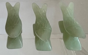 lot 122 image: Vintage Carved Jade Koi Chopstick Rests - 3