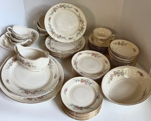 lot 135 image: Vintage HOMER LAUGHLIN - NAUTILUS Eggshell China Set