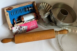lot 138 image: MIRRO Cookie Press, Wood Rolling Pin and Baking Dishes