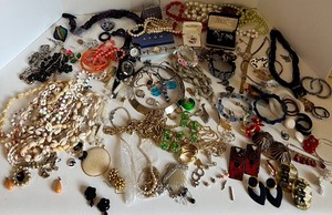 lot 143 image: Large Lot of Vintage Jewelry and More