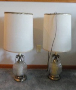 lot 187 image: 2 Glass lamps with shade