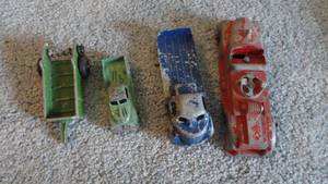 lot 199 image: Vintage Metal Toys - Hubley, Tootsie toy- Fire truck, little truck, manure spreader
