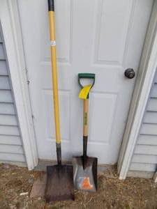 lot 2 image: 2- Flat nose shovels