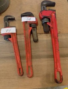lot 14 image: 3 - Pipe wrenchs