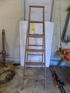 lot 19 image: 6 Wooden stepladder
