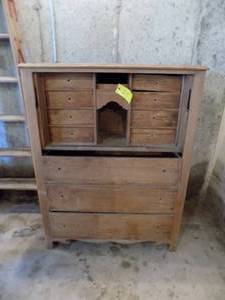 lot 20 image: Vintage wooden dresser
