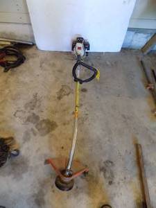 lot 29 image: Stihl weed wiper with roll of string