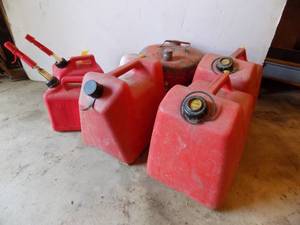 lot 32 image: Lot of gas cans