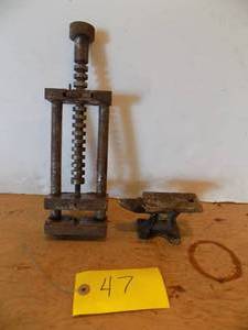 lot 47 image: Small Anvil & Vice