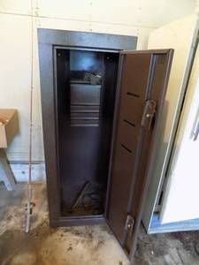 lot 81 image: Home Security Cabinet with Keys