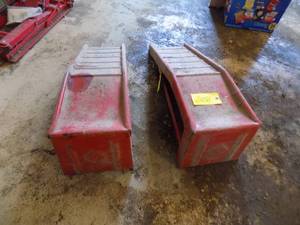 lot 102 image: 2 Car Ramps