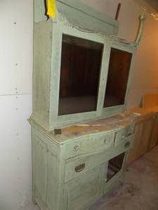 lot 128 image: Vintage Hutch with glass doors