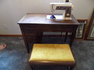 lot 158 image: Singer Sewing machine with cabinet & Bench