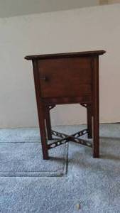 lot 209 image: Small wood side table