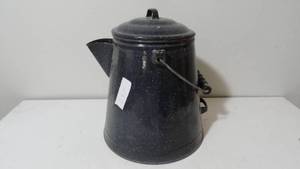 lot 237 image: Vintage enamelware pot