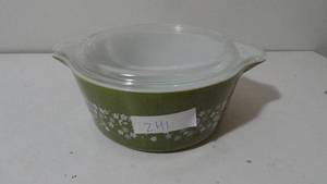 lot 241 image: Pyrex #4 Baking Dish