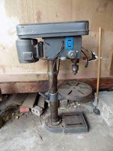 lot 327 image: Bench top drill press