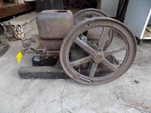 lot 348 image: John Deere hitt and miss motor Single cylinder