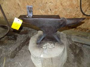 lot 373 image: Antique Anvil