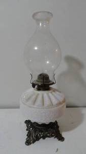 lot 278 image: Vintage Aladdin lamp with milk glass look bottom