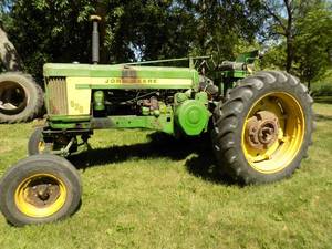 lot 509 image: 520 John Deere Tractor with power steering