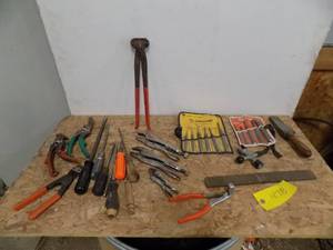 lot 478 image: Hand tools, Vice Grips, Screw Drivers, Tin Snips, Punch, Battery tool, Chisels