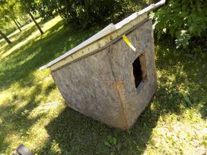 lot 497 image: Wooden dog house with metal roof