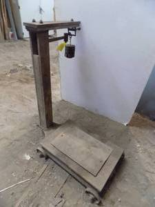 lot 423 image: Antique Platform Scale