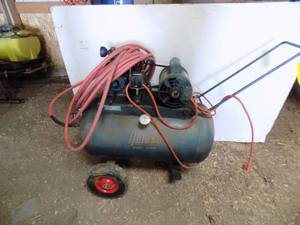 lot 425 image: Portable air compressor with air hose
