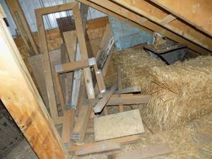 lot 432 image: 55 gal Barrel, Saw horse, Lot of wood, Barbwire, Snowmobile track, Metal grate
