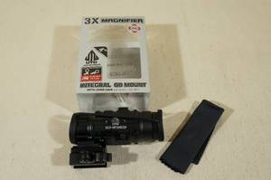 lot 18 image: UTG Integral QD Mount 3x Magnifier