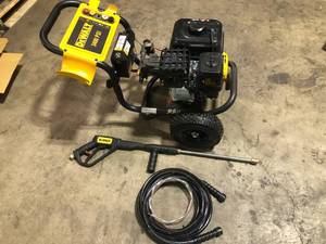 lot 8 image: Honda Reconditioned GX200 3400-PSI 2.5-GPM Gas Pressure Washer  Customer Returns See Pictures