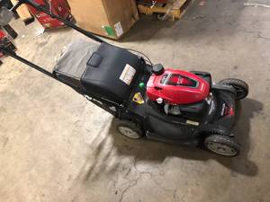 lot 39 image: Honda 21 in. Variable Speed 4-in-1 Gas Walk Behind Self Propelled Lawn Mower with Select Drive Control Customer Returns See Pictures