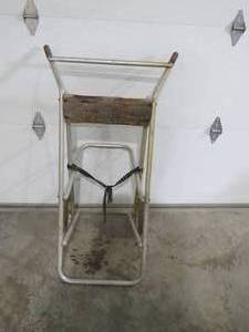 lot 4 image: Boat Motor Stand