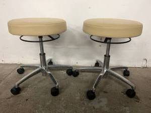 lot 10 image: MSRP $550 Lot of 2 Office Master CL12 Classic&nbspCustom-made&nbspProfessional Lab and Healthcare Stool&nbsp15.5 - 20.5&nbspPneumatic Lift Seat Height Adjusting - Both Excellent Condition